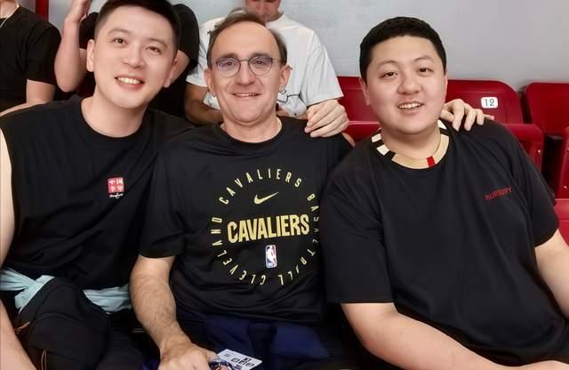 杨鸣晒图公开支持杨瀚森，与乌戈刘子庆现场观战，小杨完美发挥！
