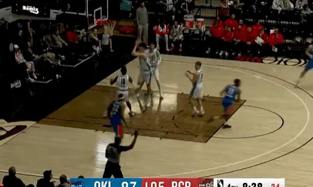 BBIN平台-杨瀚森再次轻松抢到防守篮板，目前个人已抢到16个篮板