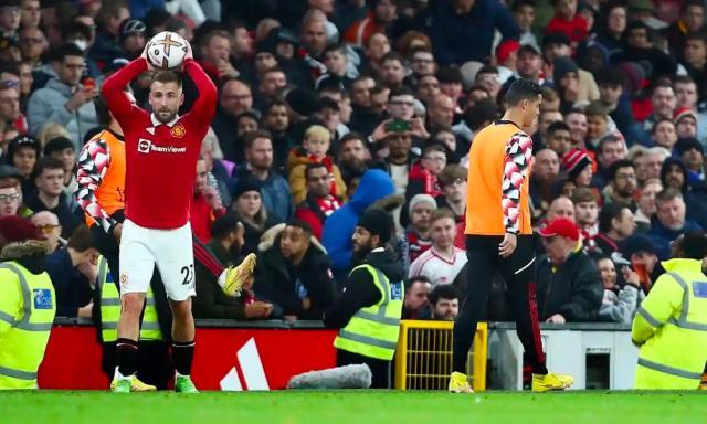 C罗已成更衣室毒药？他正在重复当年范尼的命运